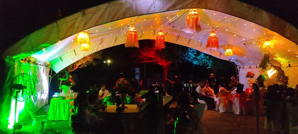 Hangar tipo carpa para evento nocturno en Cartagena, montaje con iluminación decorativa, mesas y estructura metálica