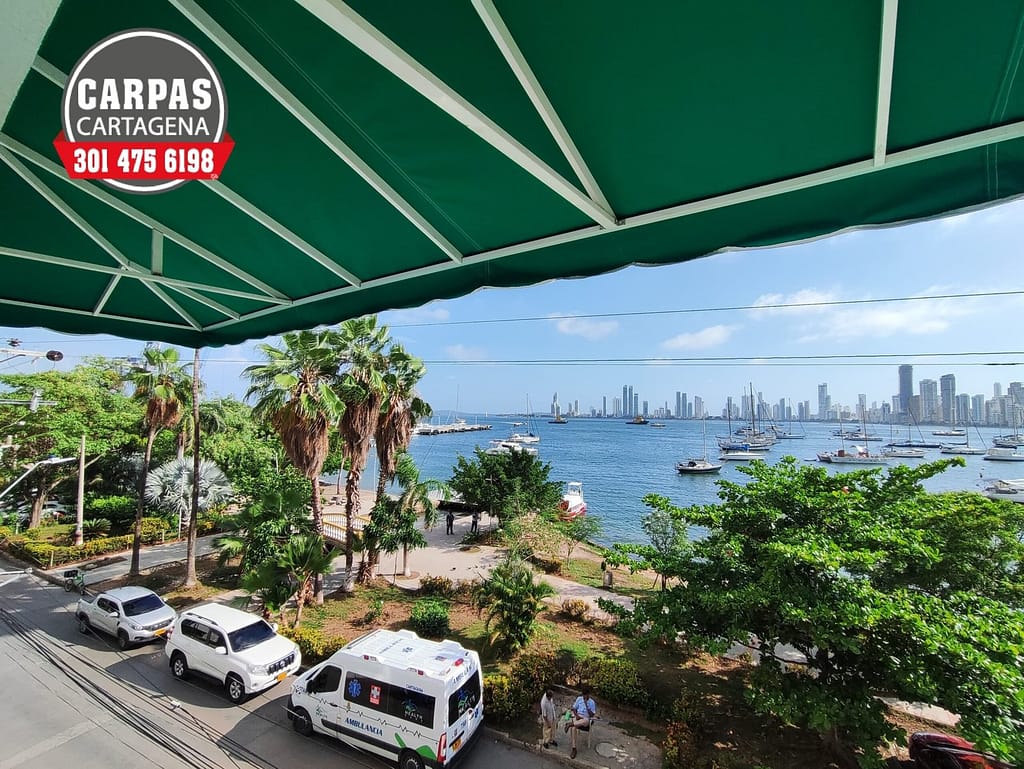 Carpa fija con lona verde instalada en terraza con vista a la bahía de Cartagena