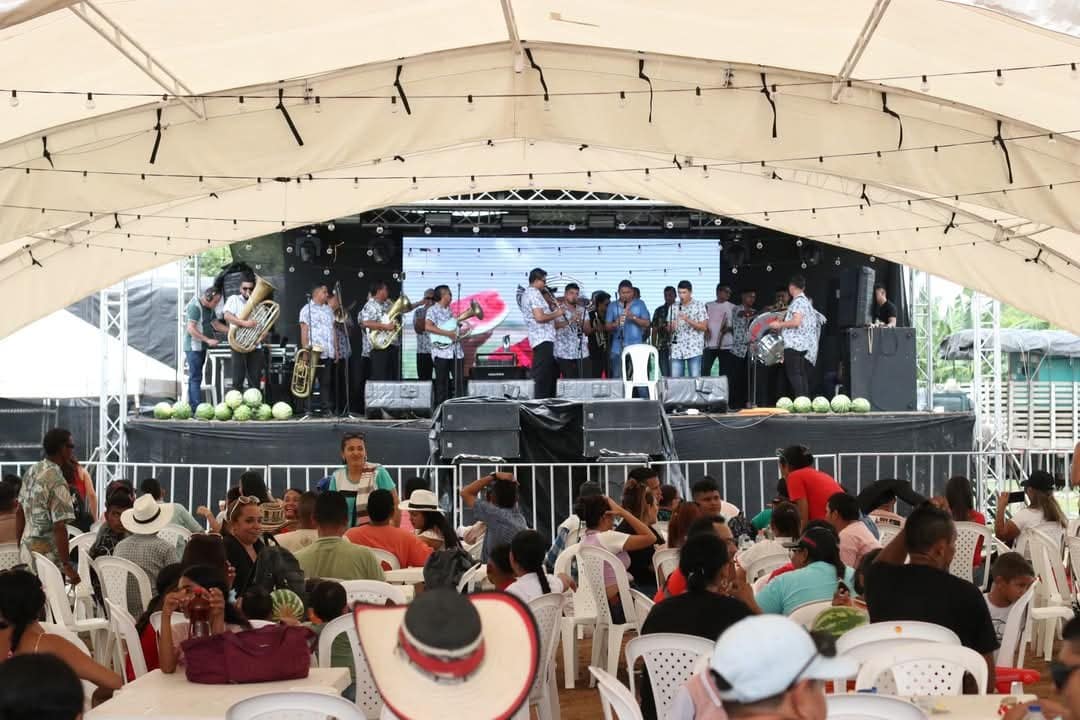Evento cultural con banda en vivo bajo carpa instalada por Carpas Cartagena, con escenario y cubierta para público