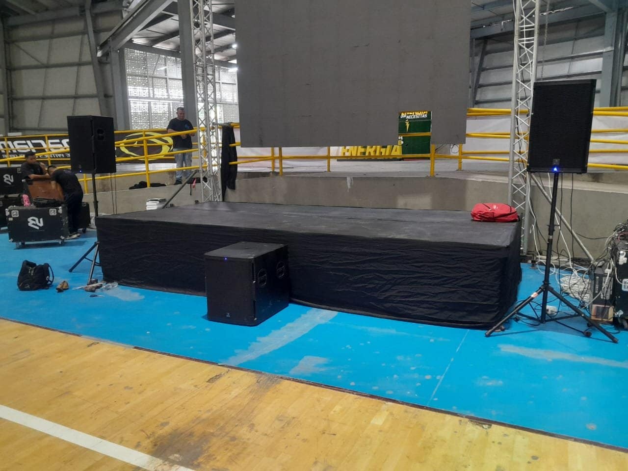 Tarima con pantalla instalada en la pista de patinaje Jercy Puello, Cartagena de Indias, para evento deportivo